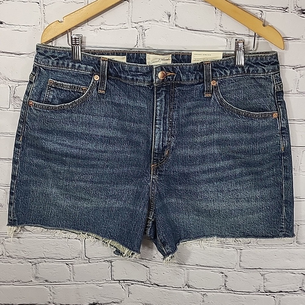 Universal Thread‎ Shorts Womens 14 /32R Vintage Stretch Denim Midi Jean Cut-Offs